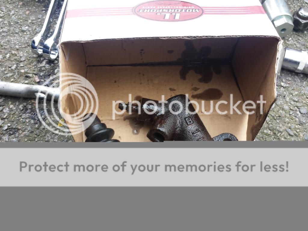 How To Change Your Clutch Slave Cylinder. Mazda MX5 Miata