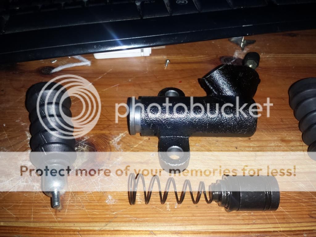 How To Change Your Clutch Slave Cylinder. Mazda MX5 Miata